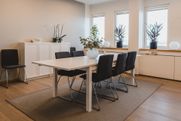 Kontorslokal med bord och stolar